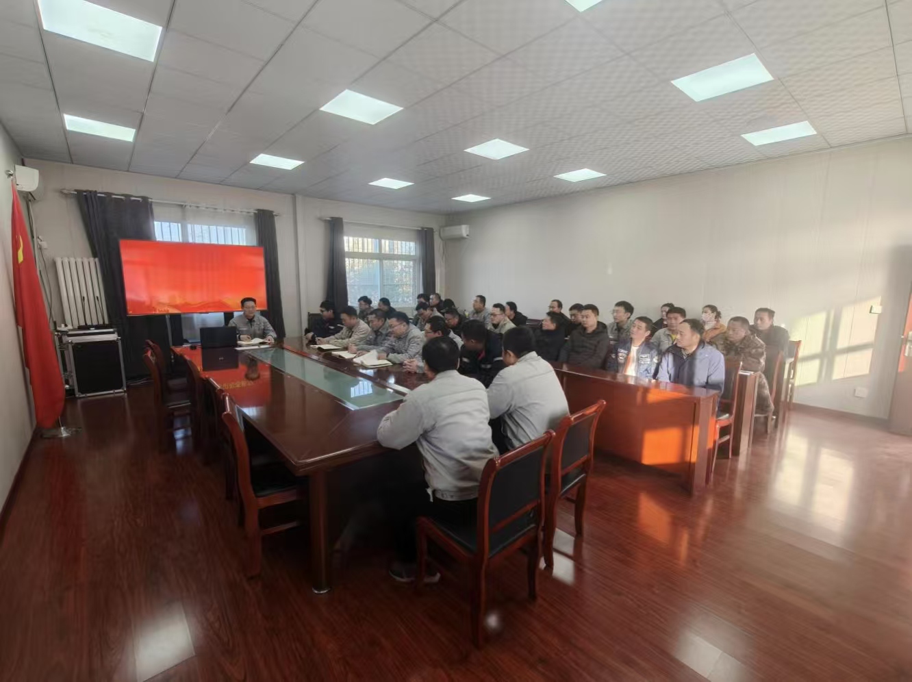 【理論宣講】鑫巖公司開展“做新時代合格黨員，為黨旗增光添彩”主題宣講活動